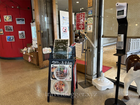 受付の反対側のレストラン