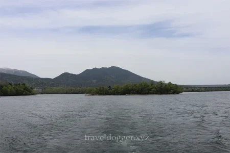 遊覧船はゆっくりと阿寒湖をすすむ
