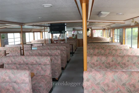 船内の室内デッキ