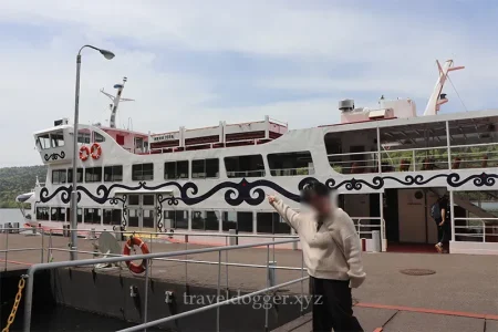 横から見た遊覧船