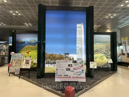 入口にはデジタルサイネージ
