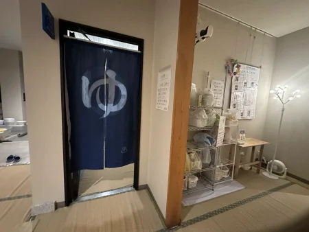 こちらから先が温泉で~す
