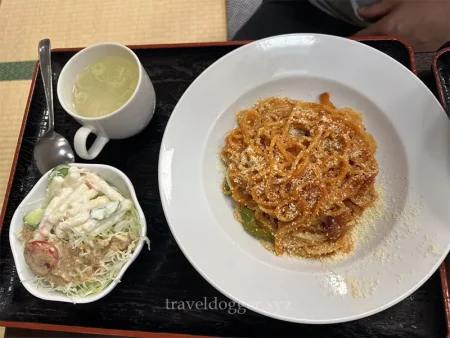 ナポリタンにはスープとサラダ付き
